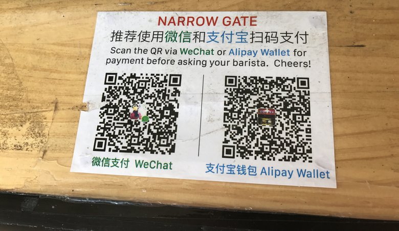 Такие наклейки с QR-кодами висят в кафе, ларьках с едой и других местах в Китае. Фото: Flickr / Harald Groven / CC BY-SA 2.0