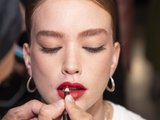 6 антитрендов в макияже, которые нужно оставить в 2018 году