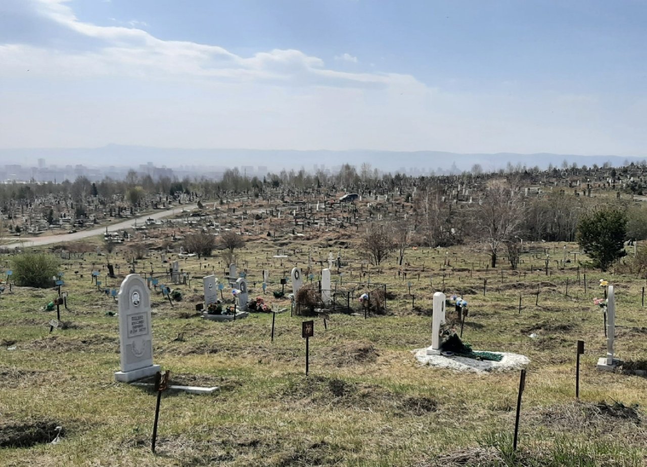 В Красноярске временно изменят схемы движения и парковки в районе городских  кладбищ - Новости Mail.ru