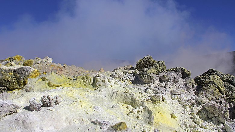 Фумаролы на склоне одного из кратеров Этны. Фото: Алиса Веселкова / Chrdk.