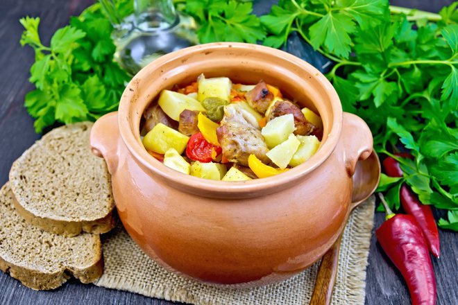 Рагу с курицей и овощами в горшочке