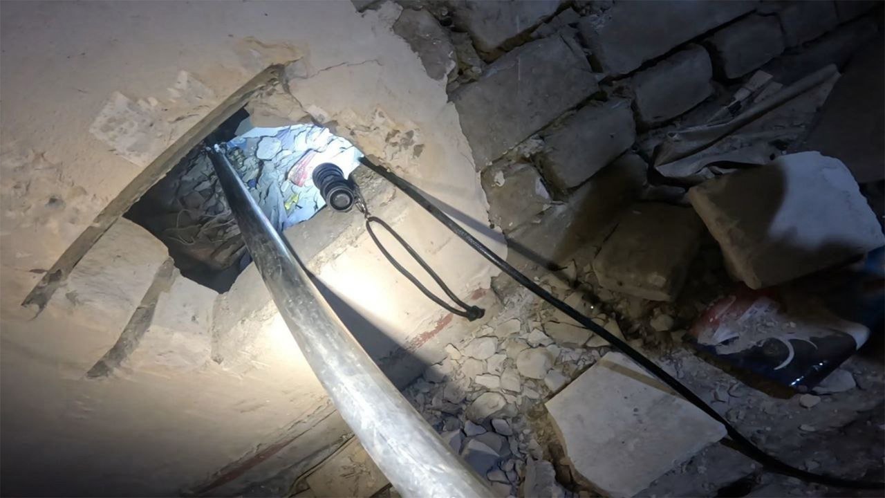 В Питере спасли кошку, провалившуюся в узкую щель В Питере спасли кошку, провалившуюся в узкую щель