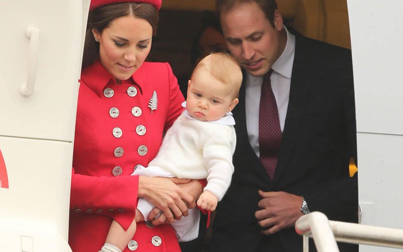 По мнению человека из России, принц Джордж одет явно не по погоде и гораздо легче, чем его родители