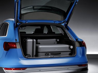 slide image for gallery: 23752 | Электрический кроссовер Audi e-tron