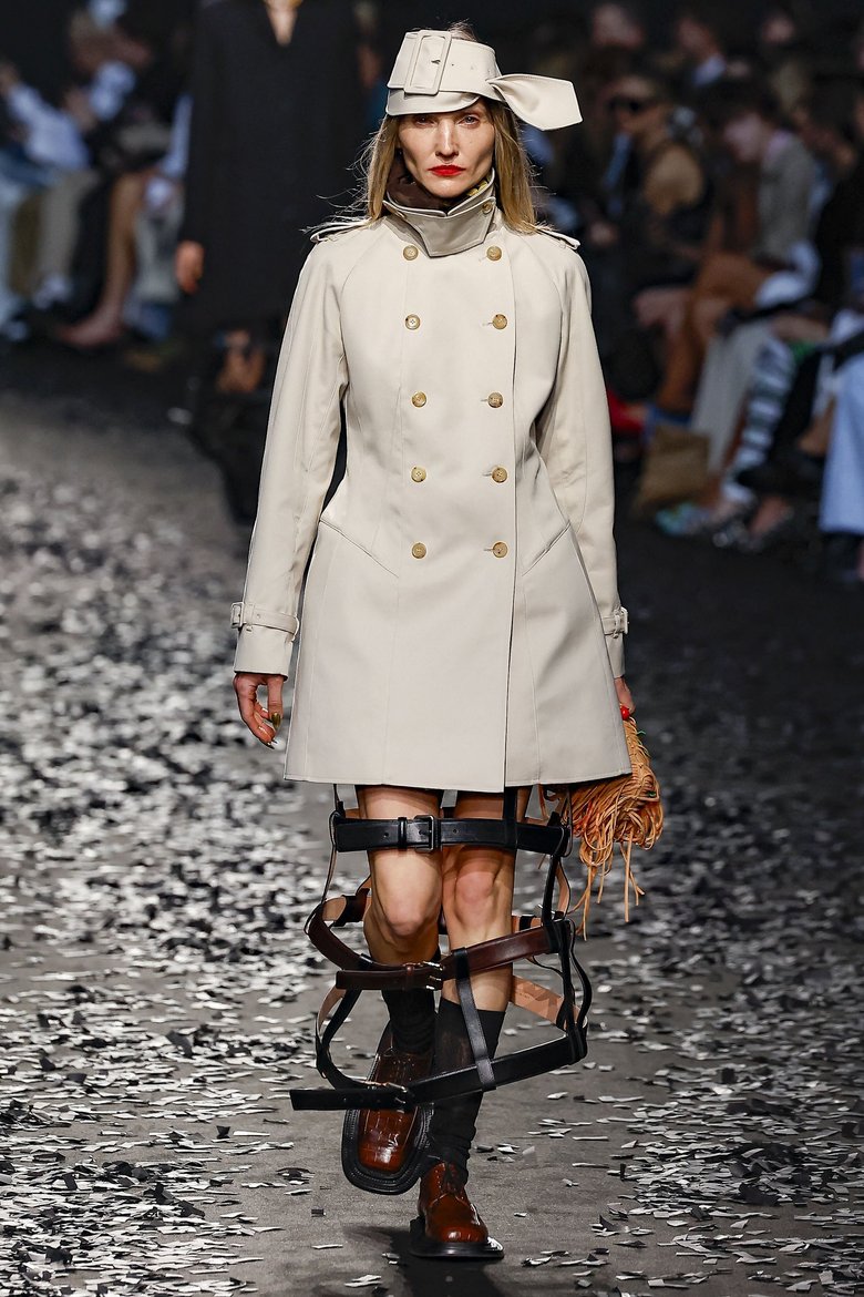 Так сумку стилизовали на показе Moschino Так сумку стилизовали на показе Moschino