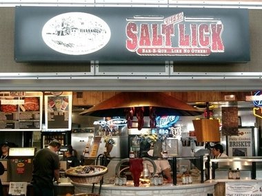Slide image for gallery: 2402 | На втором месте оказался ресторан Salt Lick BBQ в техасском аэропорту Austin Bergstrom