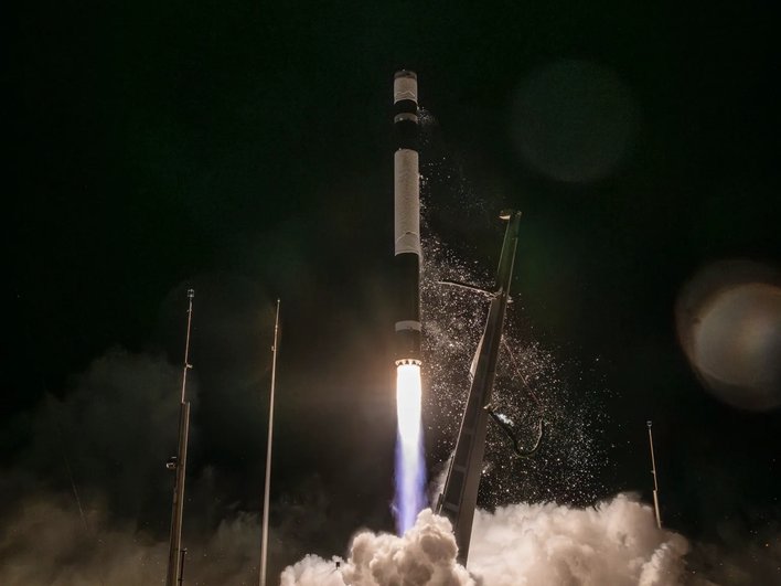 Старт ракеты Electron ночью