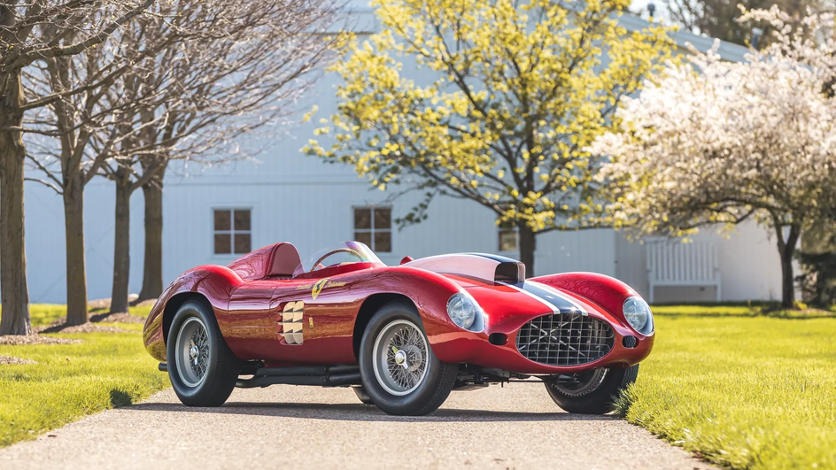 Красный Ferrari 410 Sport Spider by Scaglietti 1955 года выпуска