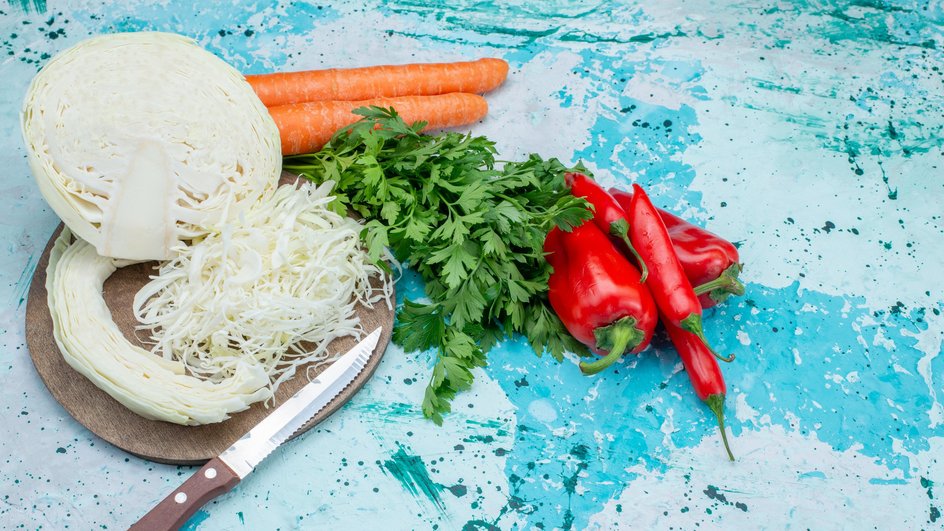 Капуста, зелень, перец и морковь, подготовленные для тушения Капуста, зелень, перец и морковь, подготовленные для тушения