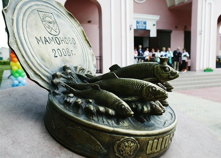 Памятник шпротам в г. Мамоново Калининградской области. Автор скульптуры - Федор Мороз