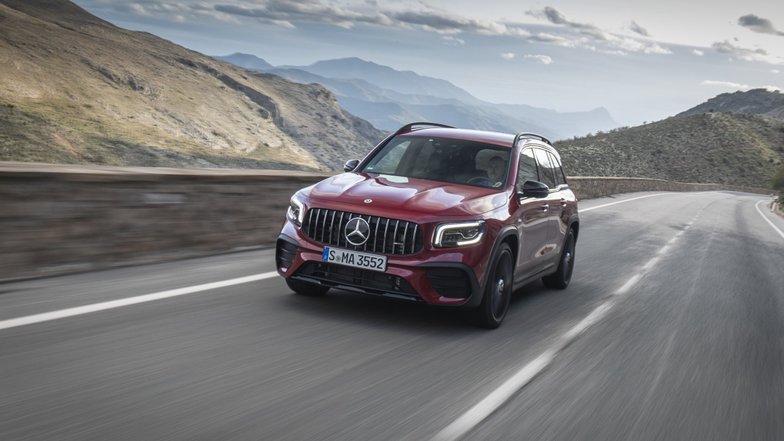 slide image for gallery: 25371 | Mercedes GLB AMG