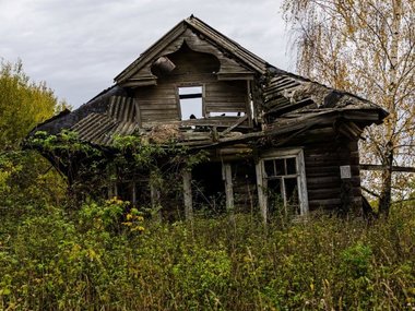 Заброшенный дом в деревне в Тверской области