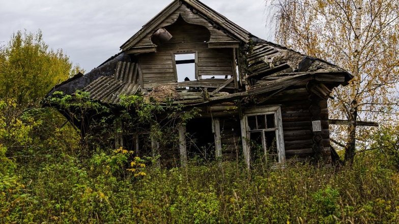 Заброшенный дом в деревне в Тверской области