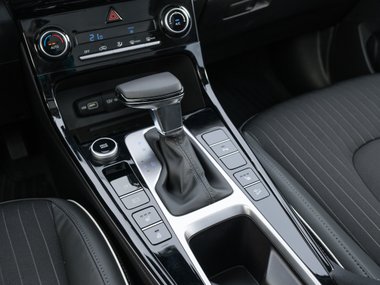 slide image for gallery: 28557 | Салон Hyundai Creta