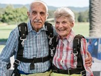 Content image for: 499764 | 90-летние супруги отметили годовщину свадьбы прыжком с парашютом