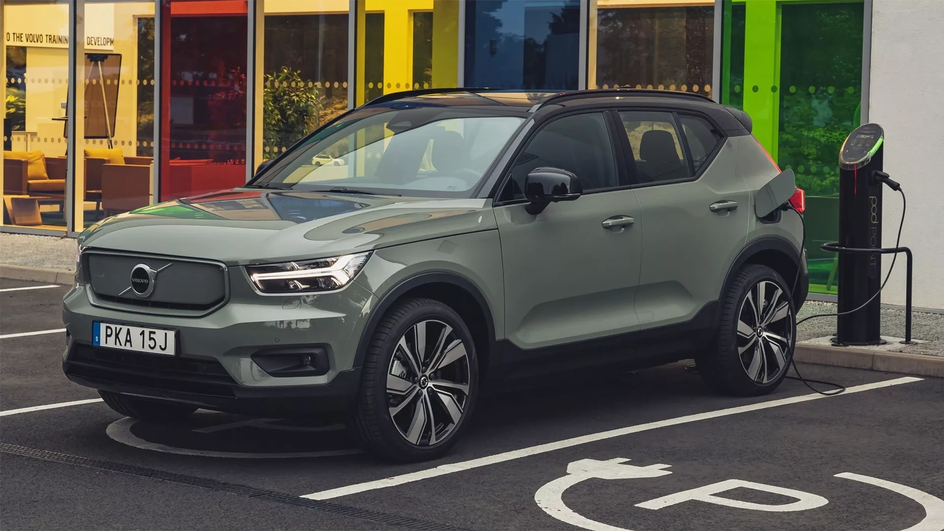 Гибридный кроссовер Volvo XC40 PHEV стоит на зарядке