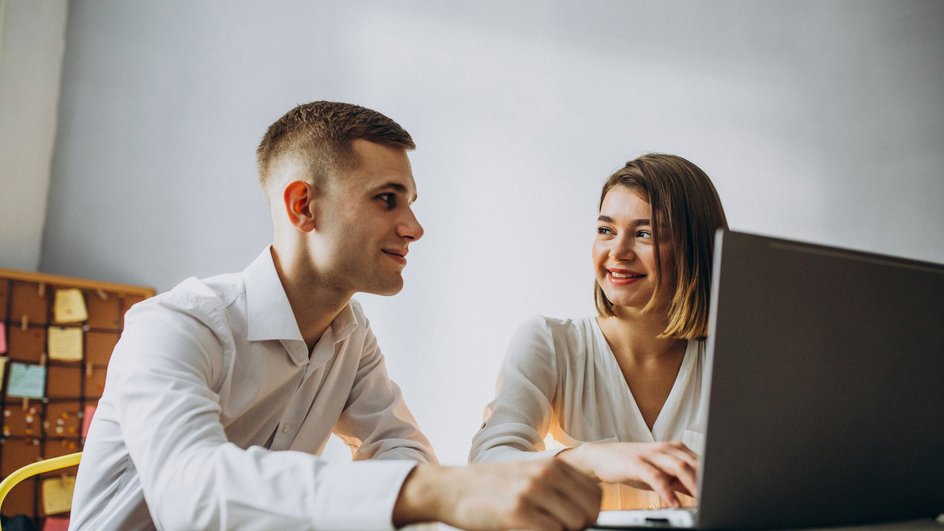 Коллеги на работе Коллеги на работе