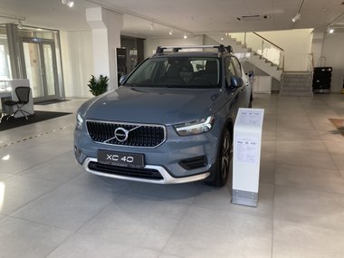 Автомобили Volvo в салоне официального дилера