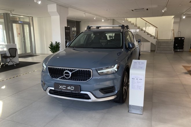 Автомобили Volvo в салоне официального дилера