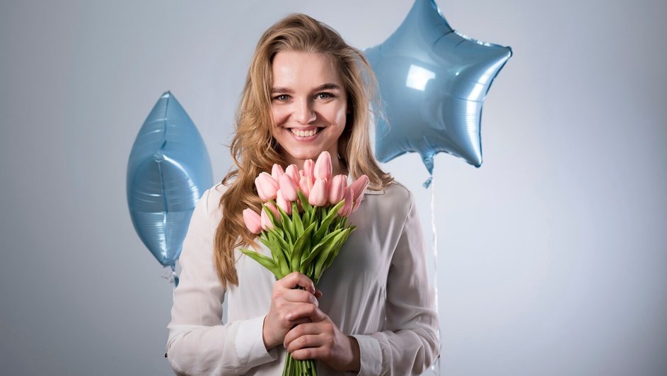 Девушка держит цветы, подаренные на 8 Марта. Девушка держит цветы, подаренные на 8 Марта.