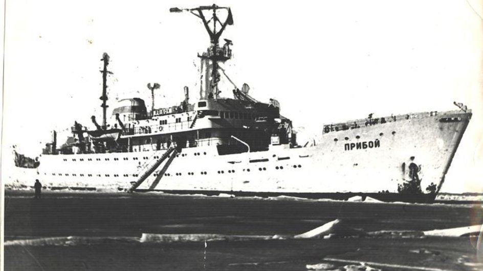 Черно-белая фотография советского корабля под названием «Прибой» Черно-белая фотография советского корабля под названием «Прибой»