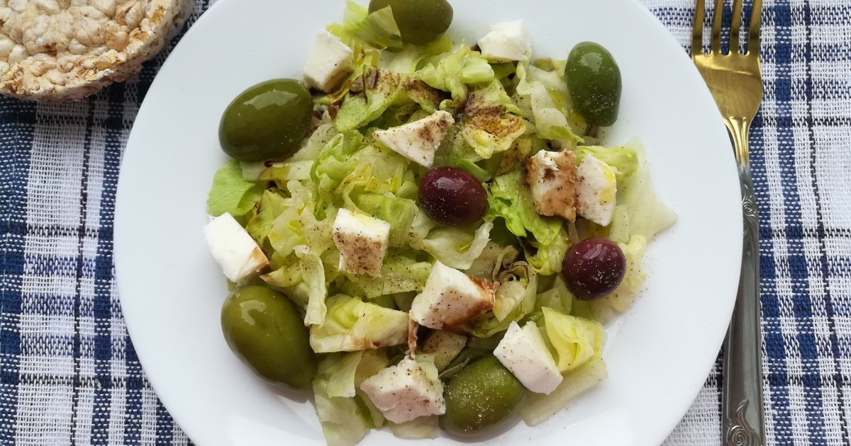 Салаты с оливками рецепты простые. Оливковый салат. Салат с оливками. Сытный салат с оливками. Салат с зелеными оливками.