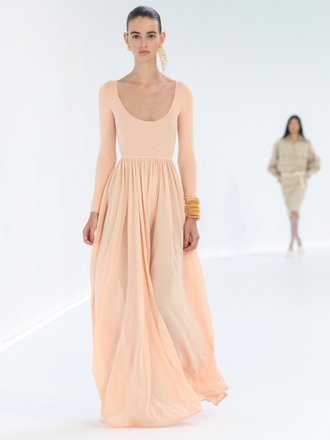 Цвет Peach Fuzz идеально подходит для женственных платьев. Источник: zimmerman