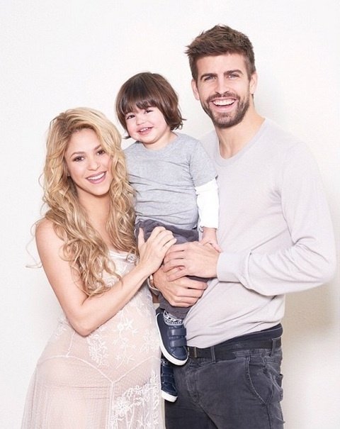Беременная Шакира устроила фотосессию с мужем Жераром Пике и сыном Миланом