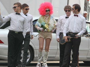 Slide image for gallery: 5165 | Пару лет назад певица появилась на публике в розовом парике и необычных ботинках на огромной платформе