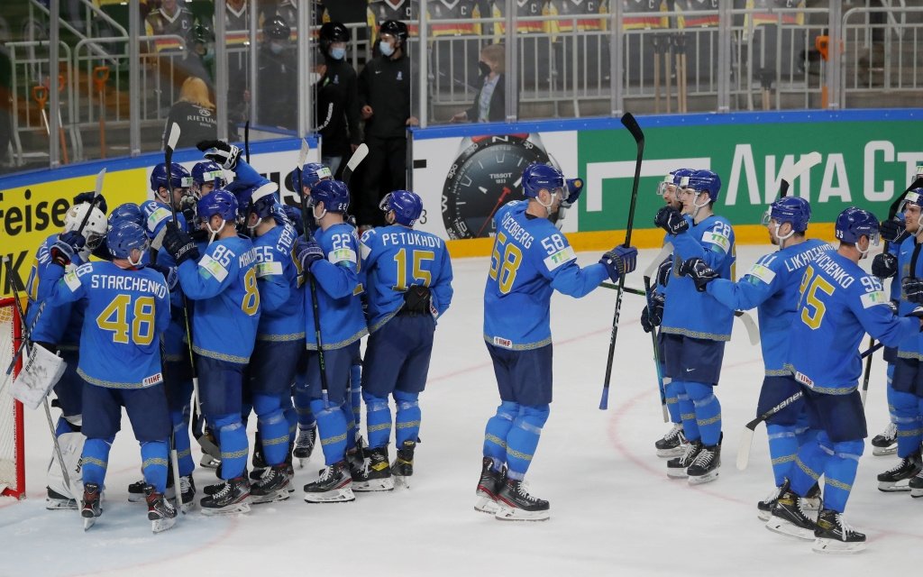 Сборная Казахстана по хоккею поднялась на три строчки в рейтинге IIHF