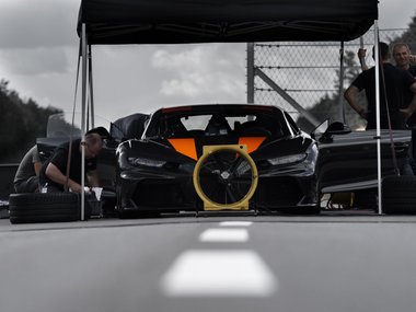 slide image for gallery: 24950 | Bugatti Chiron