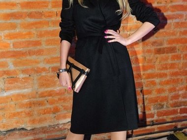 Slide image for gallery: 3380 | Комментарий «Леди Mail.Ru»: поздравить Боню пришла Татьяна Котова, выбравшая удивительно скромный для своего стиля наряд - элегантное черное платье с запахом