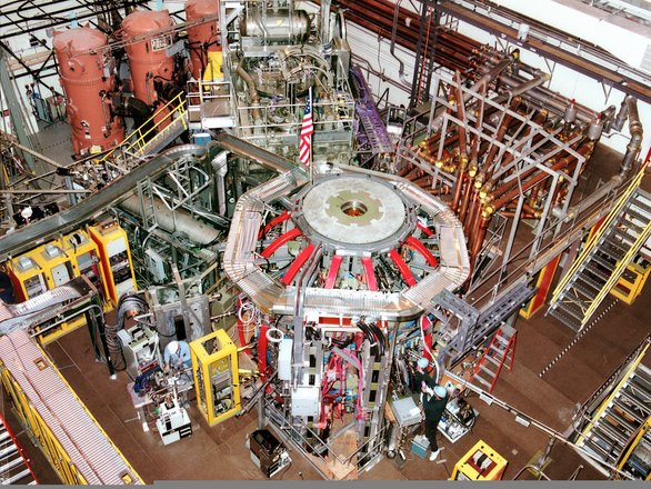 Внешний вид реактора NSTX в Принстонской лаборатории плазменной физики