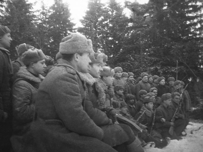 Великая Отечественная война, солдаты слушают фронтовой концерт Великая Отечественная война, солдаты слушают фронтовой концерт