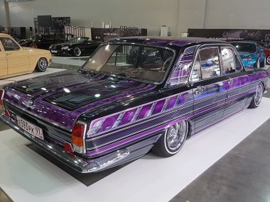 slide image for gallery: 23731 | Неформалы московской автомобильной выставки. Америка