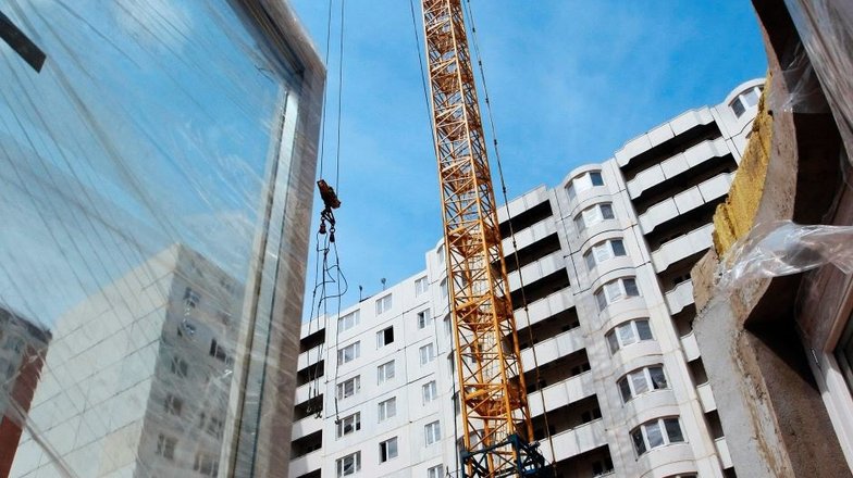 Планировка квартир и дизайнерские решения стали разнообразнее — и вид панелей тоже. Арки, выступы, переменная высота мансардных этажей, архитектурные акценты, большие окна — при сохранении серийного принципа проектирования вариантов стало больше.