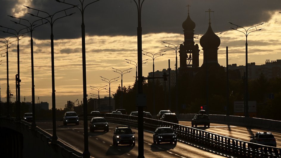 Автомобили на Волоколамском шоссе в Москве