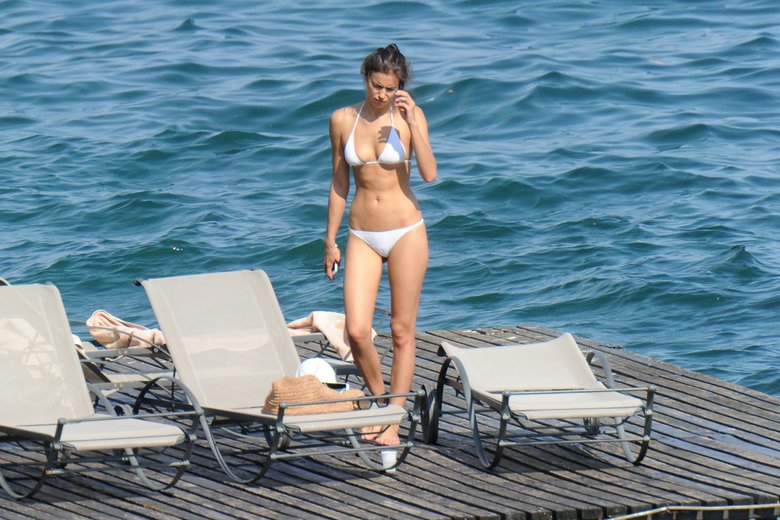Ирина Шейк отдохнула на итальянском пляже