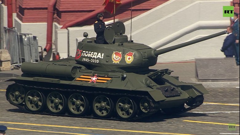По традиции наземную часть парада открывает батальон легендарных танков Т-34-85