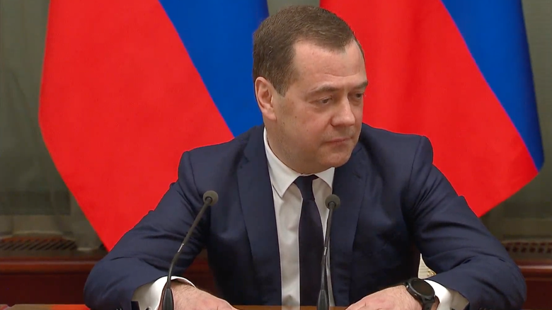 Дмитрий Медведев объявляет об отставке правительства. Фото: RT / YouTube