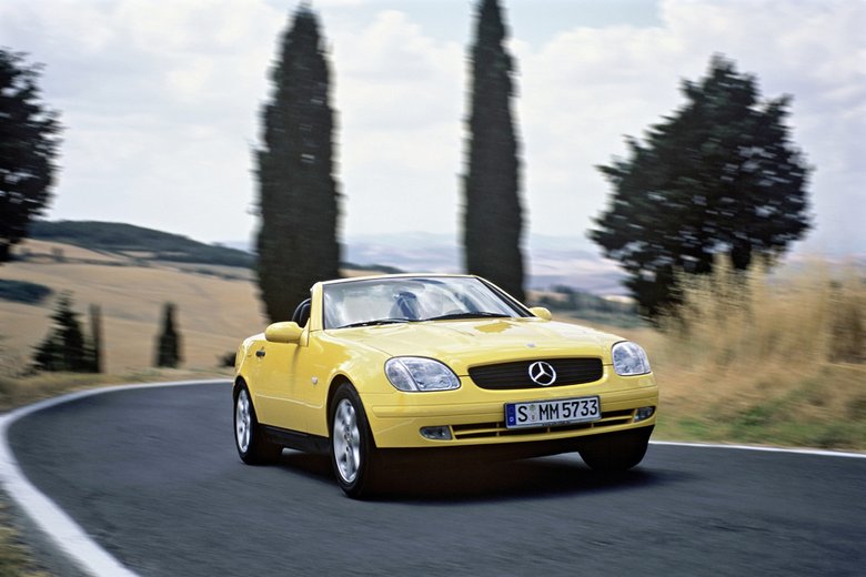 Купе-кабриолет Mercedes-Benz SLK (нем. sportlich, leicht und kompakt &ndash; спортивный, легкий и компактный), представленный в 1996 году на Туринском автосалоне, считается первым массовым автомобилем с автоматически складывающейся жесткой крышей. Эта машина (заводской индекс R170), построенная на платформе С-класса, разошлась тиражом 308 тысяч экземпляров и была снята с производства в 2004-м. Своеобразной &laquo;реинкарнацией&raquo; SLK первой генерации стал Chrysler Crossfire его основой послужил именно R170
