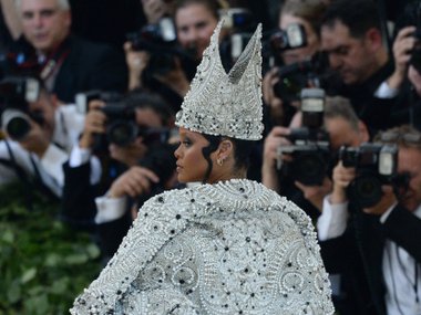 Рианна на Met Gala в 2018 году, образ от Джона Гальяно Рианна на Met Gala в 2018 году, образ от Джона Гальяно