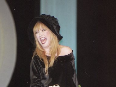 Slide image for gallery: 10939 | 1997 год. Короткое атласное платье Алла Борисовна дополнила изящной шляпой с бантом.