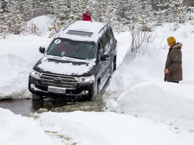 slide image for gallery: 18946 | Land Cruiser 200
