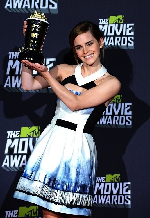 А вот одна из победительниц премии MTV Movie Awards 2013 - Эмма Уотсон - выглядела женственно и стильно в платье с принтом от Maxime Simoens