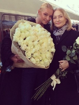 Slide image for gallery: 3810 | Комментарий «Леди Mail.Ru»: На вокзале ее встречала мама - и снова с букетом