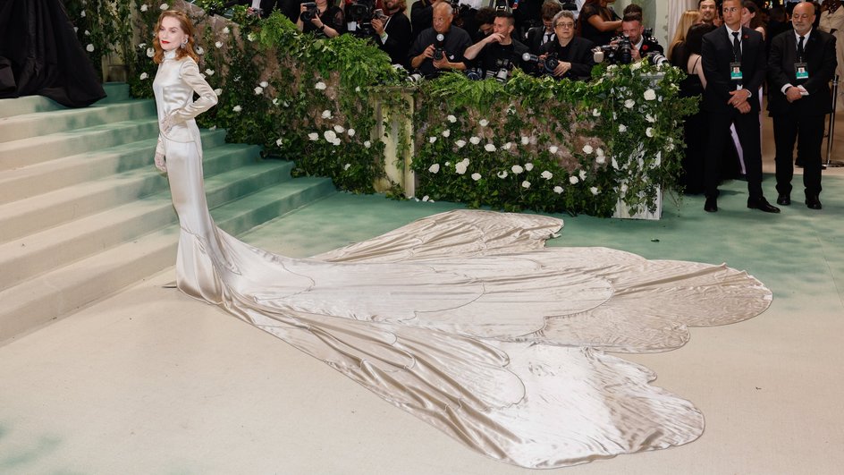 Изабель Юппер в Balenciaga на Met Gala, 2024 год Изабель Юппер в Balenciaga на Met Gala, 2024 год