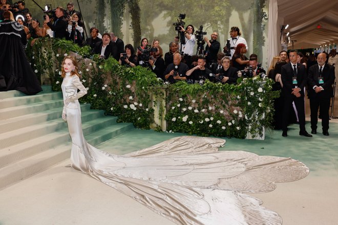 Изабель Юппер в Balenciaga на Met Gala, 2024 год Изабель Юппер в Balenciaga на Met Gala, 2024 год