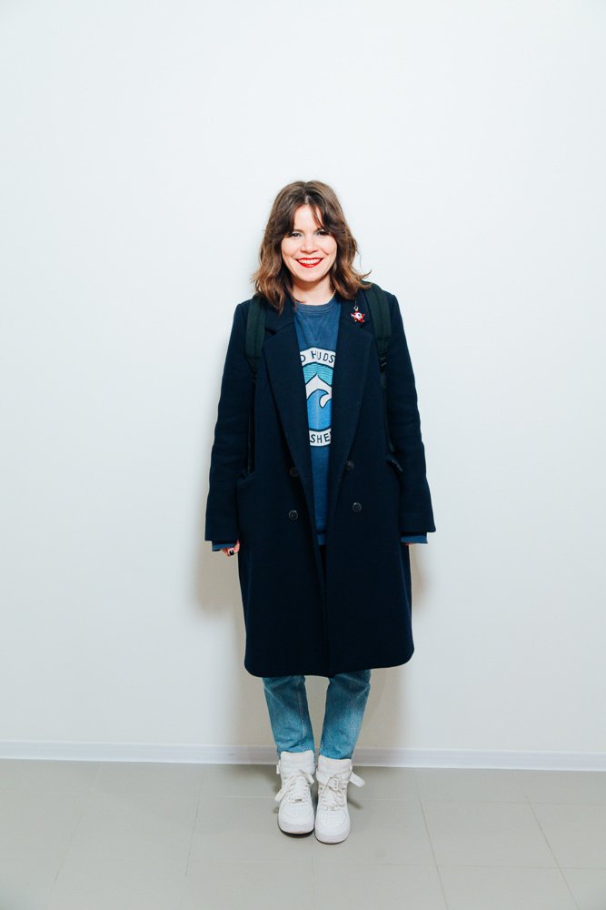Наталья Туровникова посетила открытие нового магазина в джинсах и с рюкзаком за плечами