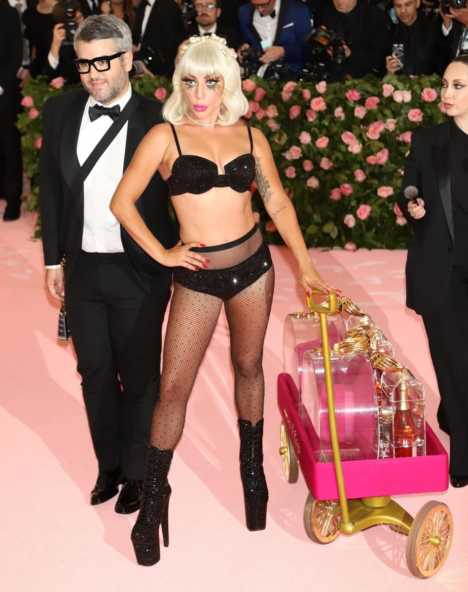 Леди Гага расстроила фанатов располневшей фигурой (фото)